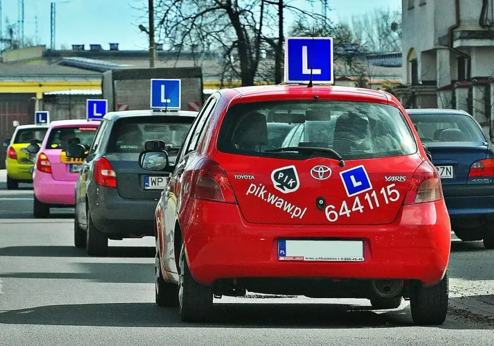 Ile zarabia instruktor nauki jazdy? Sprawdź realne zarobki!