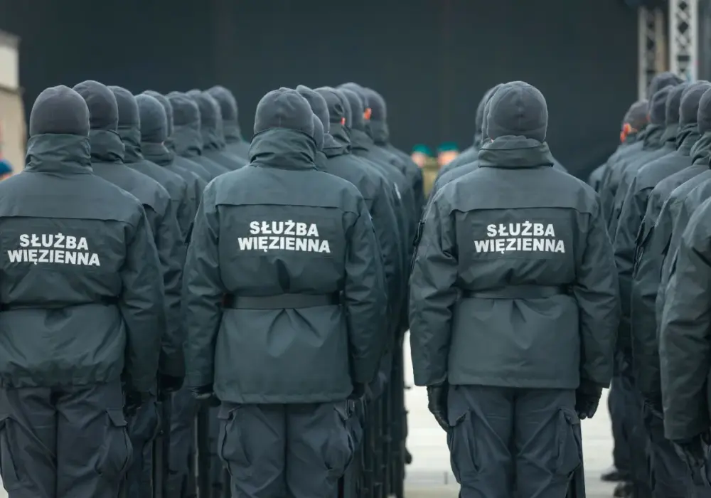Zarobki w Służbie Więziennej – ile na start i po latach?