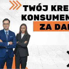 Trzech profesjonalistów w garniturach prezentuje ofertę: Twój kredyt konsumencki za darmo.