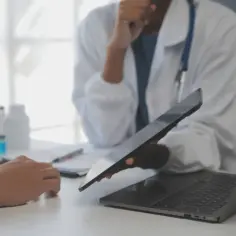 Kto płaci za zwolnienie lekarskie w firmie poniżej 20 osób? Wyjaśniamy zasady