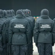 Ustawieni w szeregu funkcjonariusze Służby Więziennej. Ich zarobki to temat dyskusji, ale ich praca jest kluczowa.