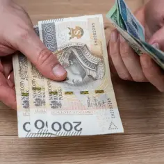 Ręce liczą banknoty 200 zł. Czy to już 13 pensja 2026?