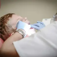 Chłopiec u dentysty. Zastanawiasz się, ile zarabia dentysta?
