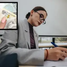Dyrektor szkoły analizuje dokumenty, zastanawiając się, ile zarabia dyrektor szkoły. W tle widać banknot 200 zł.