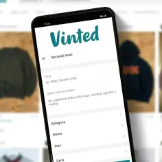 Telefon z aplikacją Vinted pro, gdzie dodajesz ubrania na sprzedaż. Widoczny formularz dodawania przedmiotu.