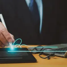 Biznesmen podpisuje cyfrowo dokumenty, co ułatwia zarządzanie spółką z ograniczoną odpowiedzialnością.