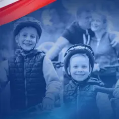 Uśmiechnięte dzieci na rowerach, symbolizujące radość i wsparcie dla rodzin w ramach programu Polski Ład. PIT 0 dla rodzin to szansa na więcej wspólnych chwil.