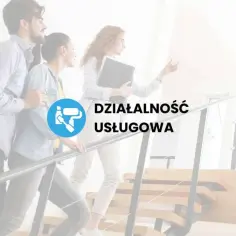 Para młoda ogląda mieszkanie, agentka nieruchomości pokazuje im detale. Dowiedz się, ile zarabia agent nieruchomości w branży usługowej.
