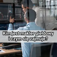 Dwóch mężczyzn analizuje wykresy na monitorach. Jeden z nich, makler giełdowy, wskazuje na dane.