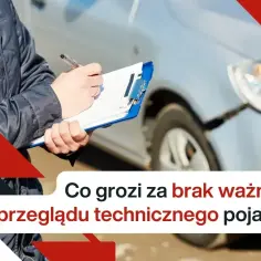 Inspektor spisuje notatki na tablicy. Co grozi za brak ważnego przeglądu technicznego pojazdu?