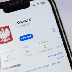 Aplikacja mObywatel na telefonie. Możesz tu sprawdzić, jak zastrzec PESEL i załatwić inne sprawy urzędowe.
