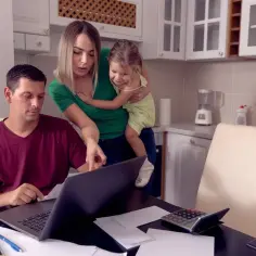 Rodzina przy laptopie dyskutuje o ulga na dziecko 112 tys. brutto czy netto.