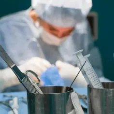 Chirurdzy w akcji, a obok strzykawki i narzędzia. Ile zarabia lekarz w szpitalu? To pytanie nurtuje wielu, gdy widzą ciężką pracę medyków.