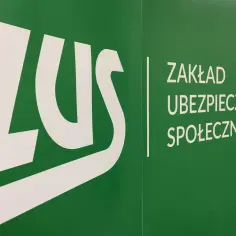 Logo ZUS (Zakład Ubezpieczeń Społecznych) na zielonym tle. Dowiedz się, co to jest subkonto w ZUS i jak działa.