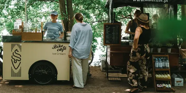 Ile można zarobić na kawiarni? Odkryj ukryte zyski i koszty