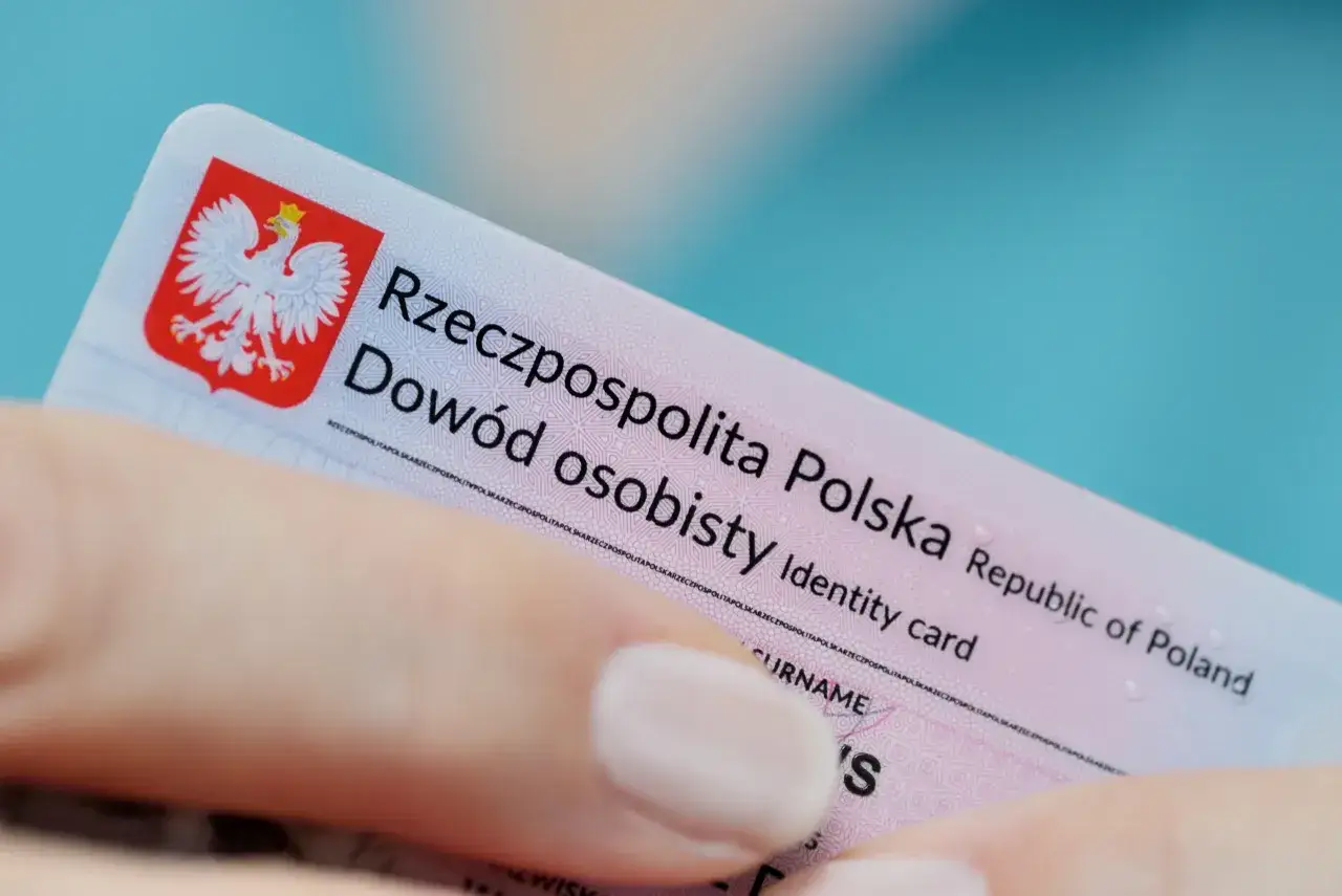 Polski dowód osobisty, gdzie można zastrzec PESEL. Dokument zawiera godło Polski i dane posiadacza.