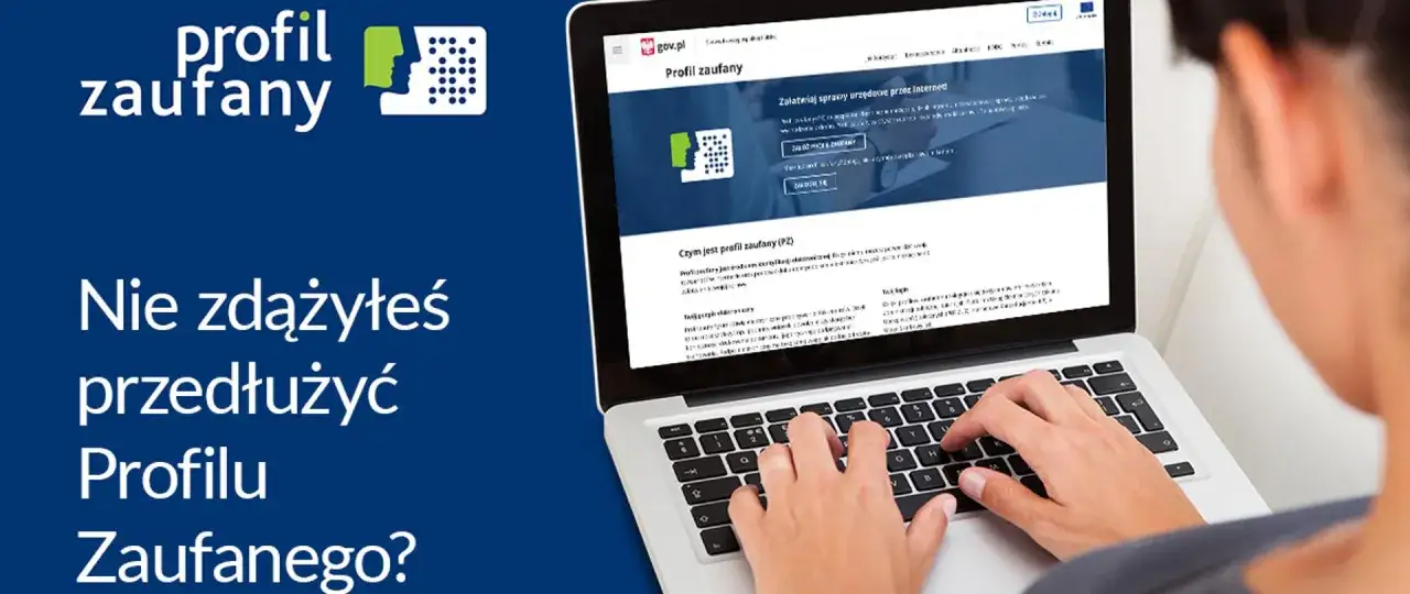 Profil zaufany przez bank. Ktoś korzysta z laptopa, by przedłużyć swój profil zaufany.
