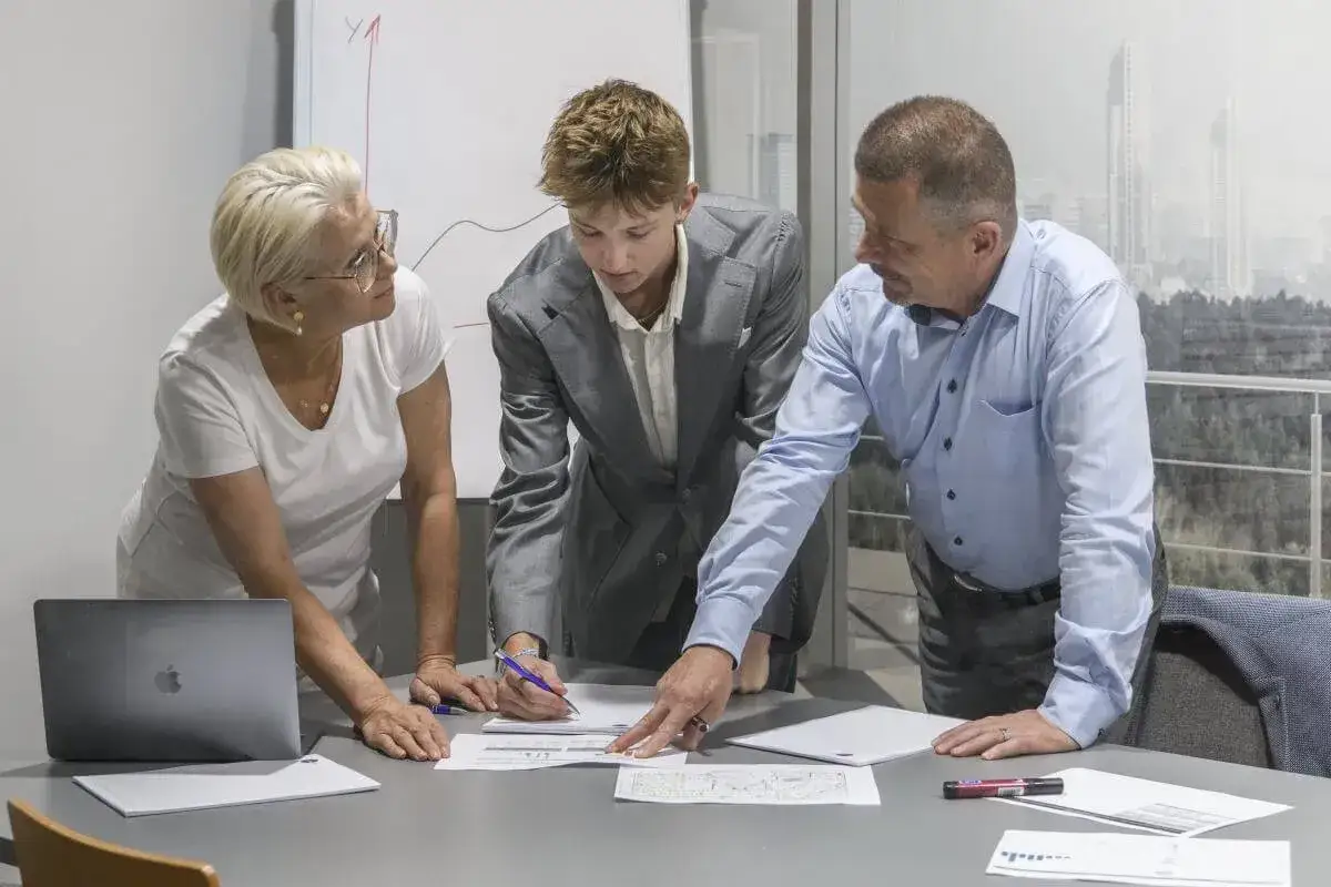 Zespół analizuje dokumenty, ustalając kod PKD dla nowego projektu.