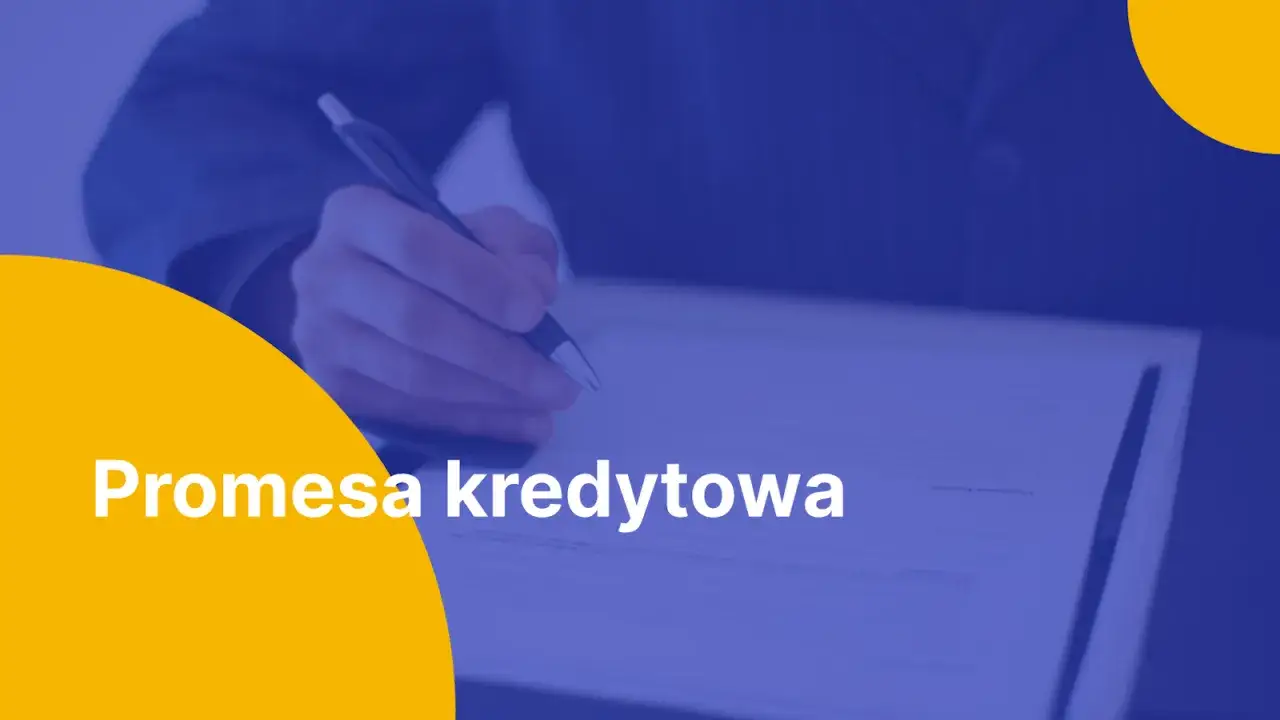 Dłoń podpisuje dokument, na którym widnieje napis 
