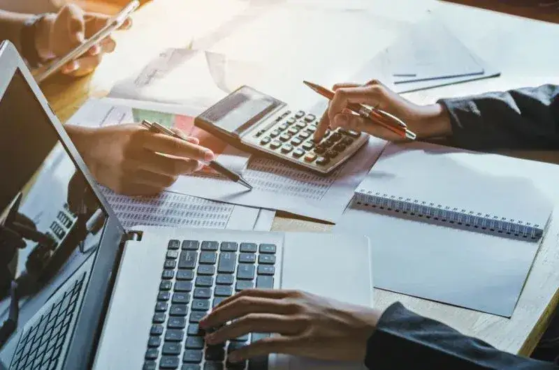 Zdjęcie Kto płaci za zwolnienie lekarskie w firmie poniżej 20 osób? Wyjaśniamy zasady