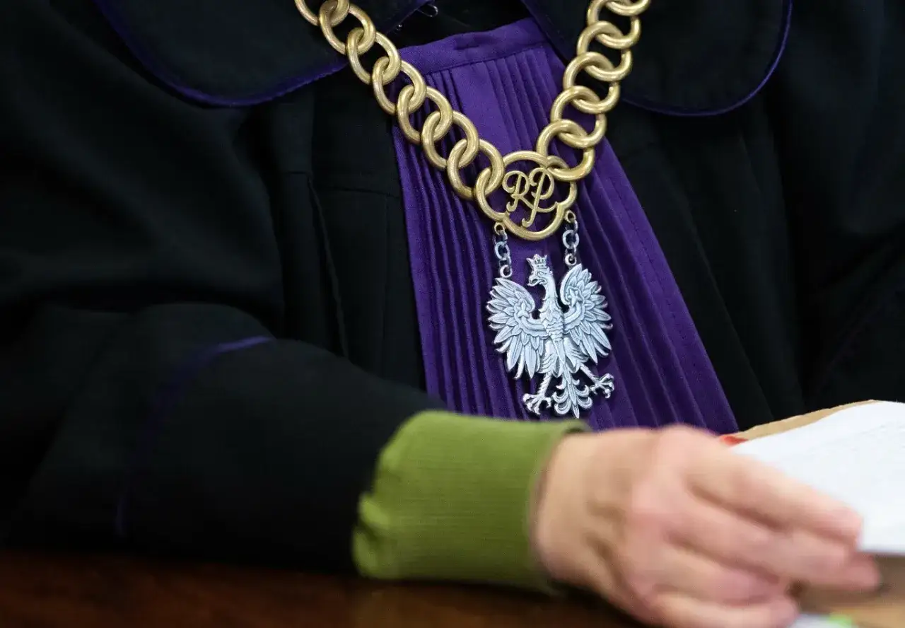 Sędzia w todze z łańcuchem i orłem. Czy to odzwierciedla, ile zarabia sędzia?