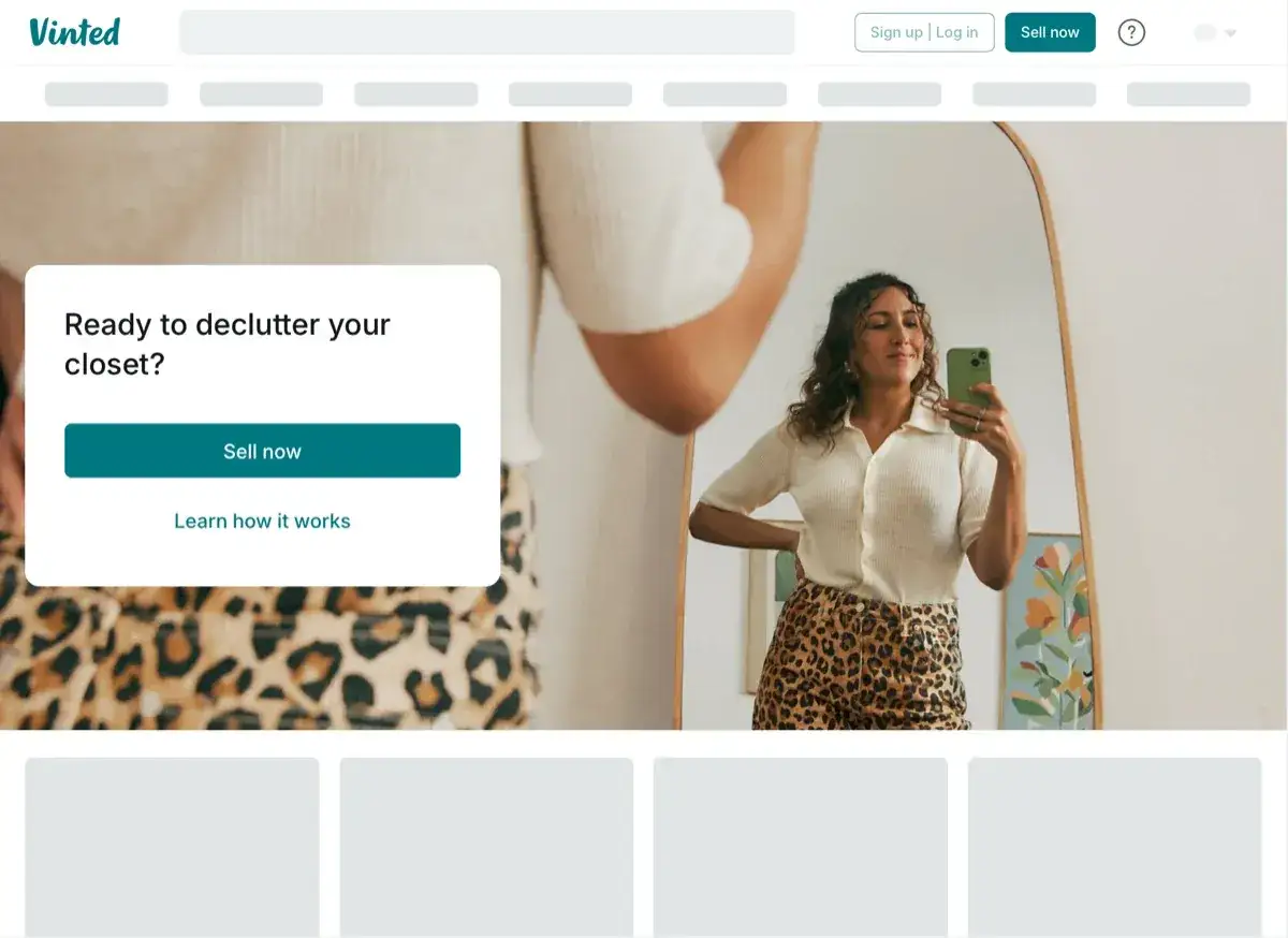 Kobieta robi sobie selfie w lustrze, gotowa do sprzedaży na Vinted. Kliknij