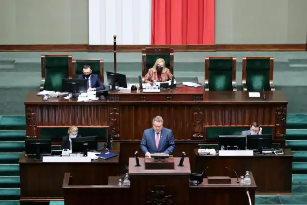 Ile zarabia poseł? Prawda o wynagrodzeniach i dodatkach
