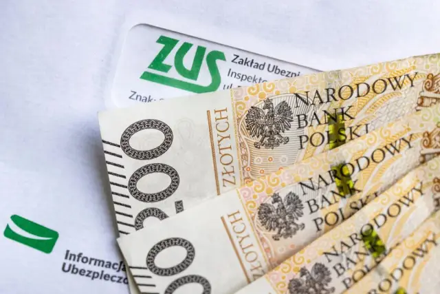 Złotówki na tle dokumentu ZUS. Pieniądze mogą zasilić Twoje subkonto emerytalne.