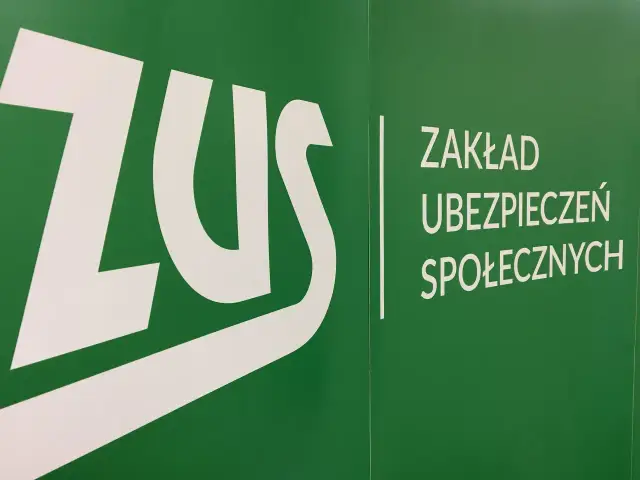 Logo ZUS (Zakład Ubezpieczeń Społecznych) na zielonym tle. Dowiedz się, co to jest subkonto w ZUS i jak działa.