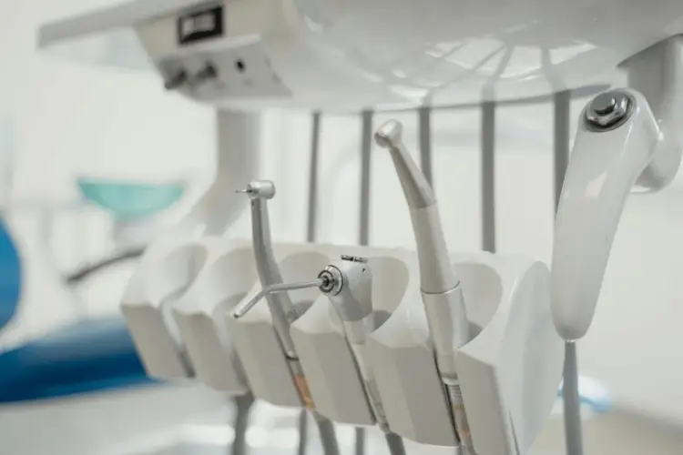 Ile zarabia technik dentystyczny? Sprawdź, jak zwiększyć pensję!